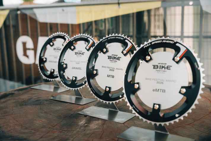 Bike Festival Awards 2025: In der Kategorie "Bestes MTB-Fully" setzte sich das Scott Spark RC Worldcup durch. Den Preis für das beste E-MTB-Fully sicherte sich das S-Works Turbo Levo 4 von Specialized, das zusätzlich einen Sonderpreis für das Fahrrad mit der innovativsten Funktion erhielt. In der Kategorie "Bestes Gravelbike" konnte erneut Scott mit dem Scale Gravel überzeugen.