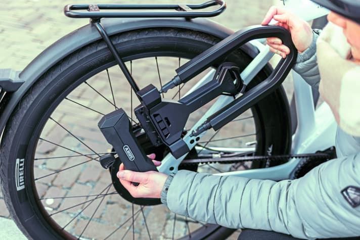 Stört weder die Optik des Rades noch den Fahrer beim Treten: Bügelschlösser zur Gepäckträgermontage.