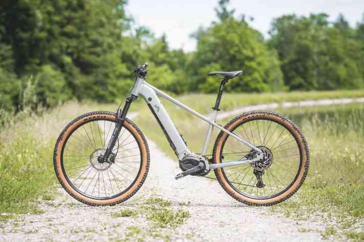 Für nur 1799 Euro ist das Lidl Crivit eines der günstigsten E-Hardtails auf dem Markt.