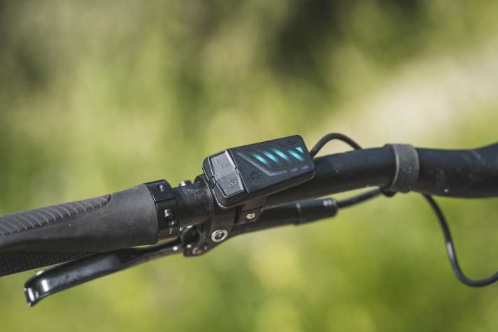 Die Remote-Fernbedienung liefert die wichtigsten Funktionen.