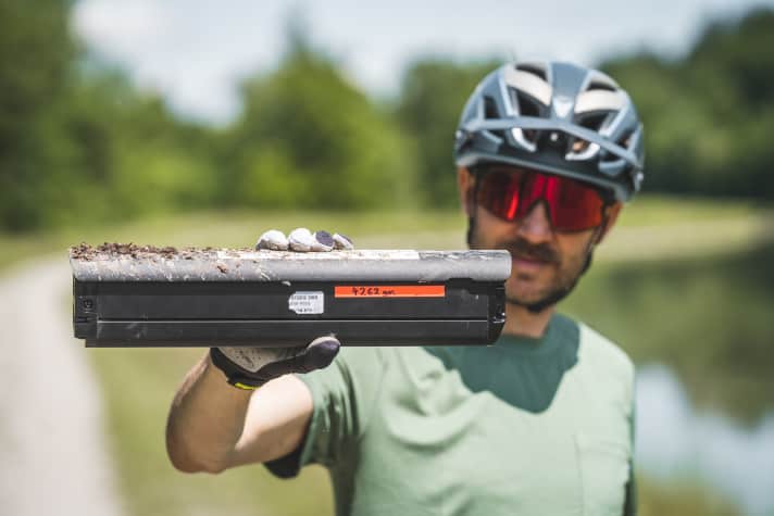 Test manager Peter Nilges with the 4262 gram battery from Lidl Crivit.