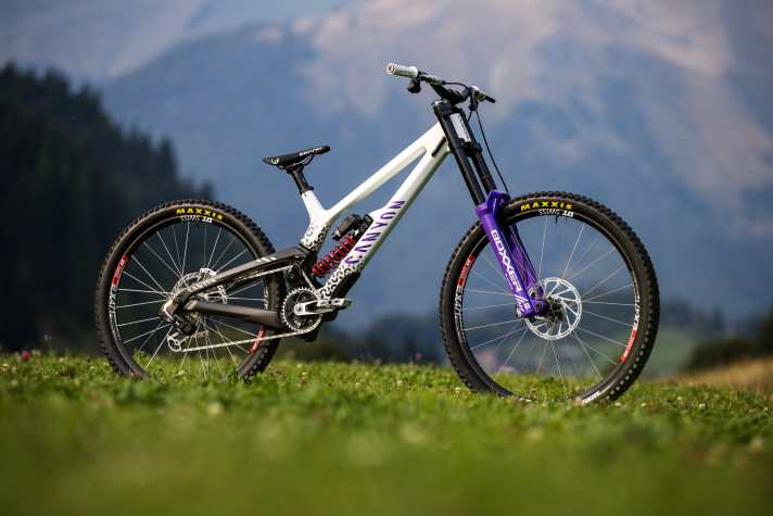 Neben Troys Outfit wurde auch sein Bike fürs Jubiläum schick gemacht. Mit spezieller Lackierung und Sonderparts von Rockshox, Crankbrothers und so weiter.