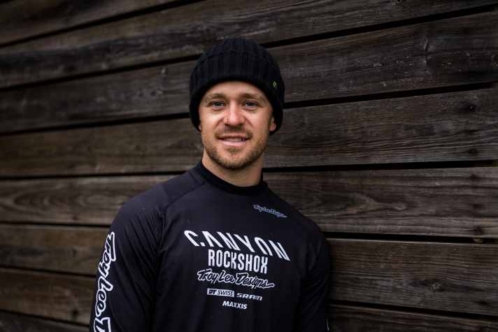 Mit 32 Jahren hat Troy schon 15 Jahre Worldcup-Elite-Erfahrung. Da könnt ihr leicht rechnen, wie alt der Wunderknabe bei seinem ersten Rennen gegen die etablierten Profis war.