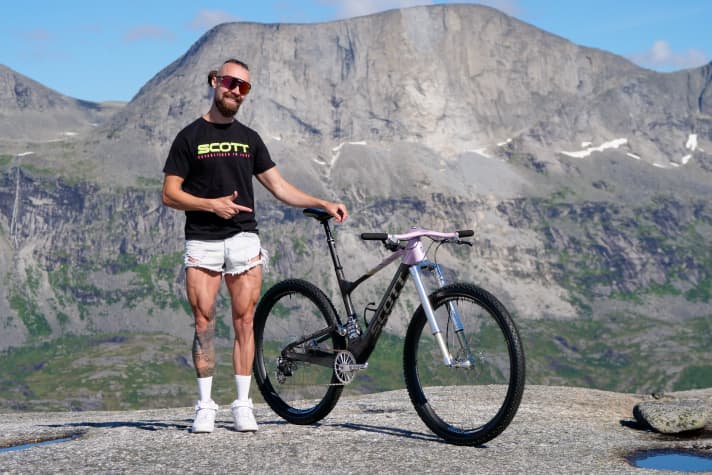 Die Beine, das Lachen, das Bike - bekannt aus Internet und BIKE Magazin: Gustav Gullholm mit seinem 9,19 Kilogramm leichten Dangerholm Spark RC Hypersonic.