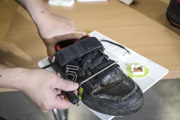 Using the <a href="https://www.awin1.com/cread.php?awinmid=11383&awinaffid=471469&clickref=B+Ergon+template+&ued=https%3A%2F%2Fboc24.de%2Fproducts%2Fergon-tp1-einstellsystem-fur-shimano-spd" target="_blank" rel="noopener noreferrer nofollow">Ergon template</a>*, the correct cleat position is quickly found. Albert had mounted his cleats around three millimetres too far forward - small things that make a big difference on a long tour.