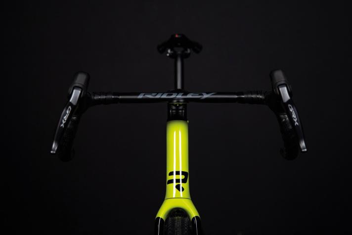 Die Kombination aus oben sehr schmalen und unten “normal” breiten Lenkern stellt einen Kompromiss für Gravelbikes dar.