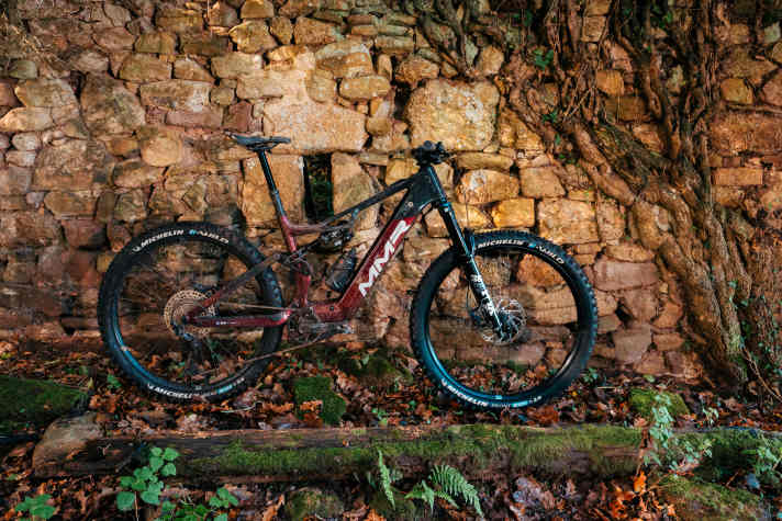 Neben grün gibt's das Bike auch noch in rot. Das Full Power Q 10 bleibt aber erstmal die einzige Ausstattungsvariante und kostet wenig einsteigerfreundliche 8699 Euro.