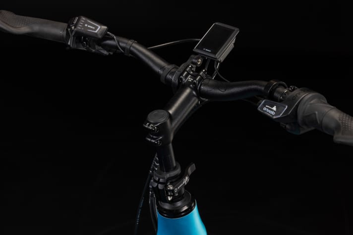 ... a Speedlifter adjustable stem should make the bike suitable for riders of different heights.