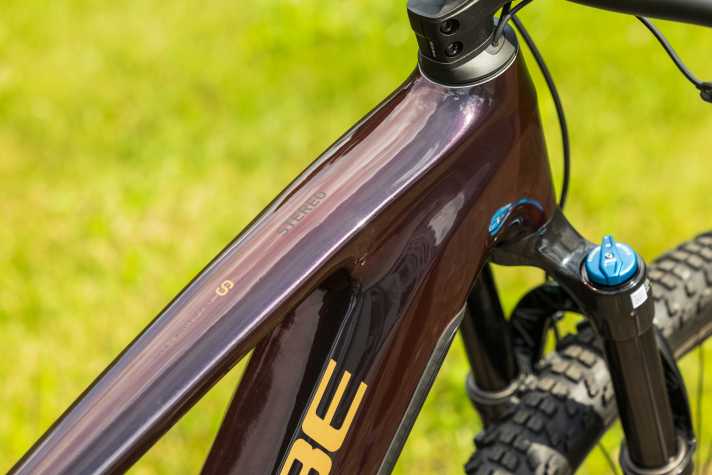 The welded seams of the aluminium main frame are polished for a sophisticated look.