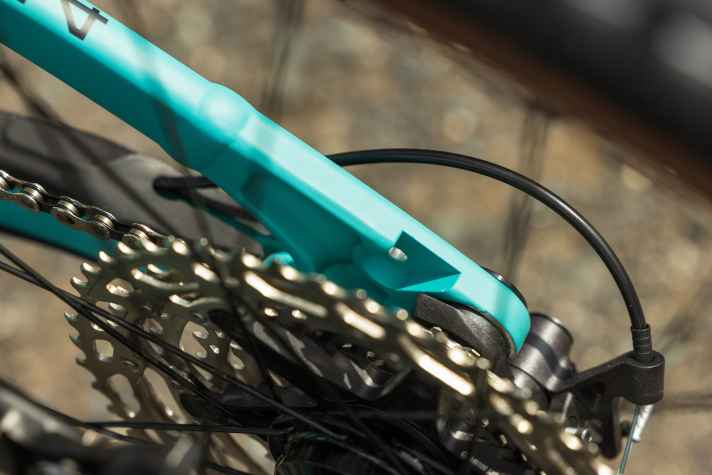 Die Alu-Hinterbauten von One22 und One44 sind alle für die Aufnahme von Gepäckträgern, Schutzblechen und Seitenständern vorbereitet.