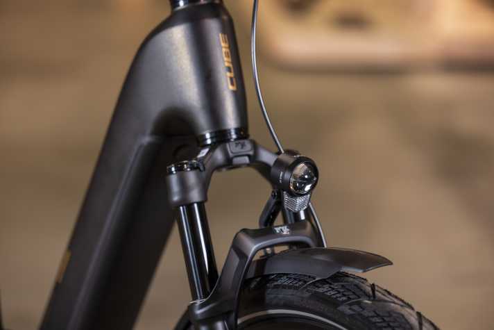 The Fox 34 suspension fork with 100 mm travel easily irons out bumps in the road. The Acid headlight is connected via a pre-installed cable.