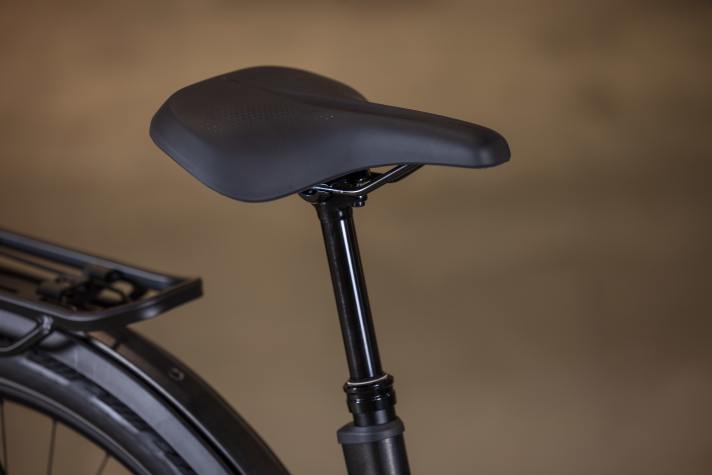 Einfach aufsteigen - einfach losfahren: die absenkbare Cube-Sattelstütze ist ein zusätzlicher Komfortbringer am Tiefeinsteiger Cube Kathmandu