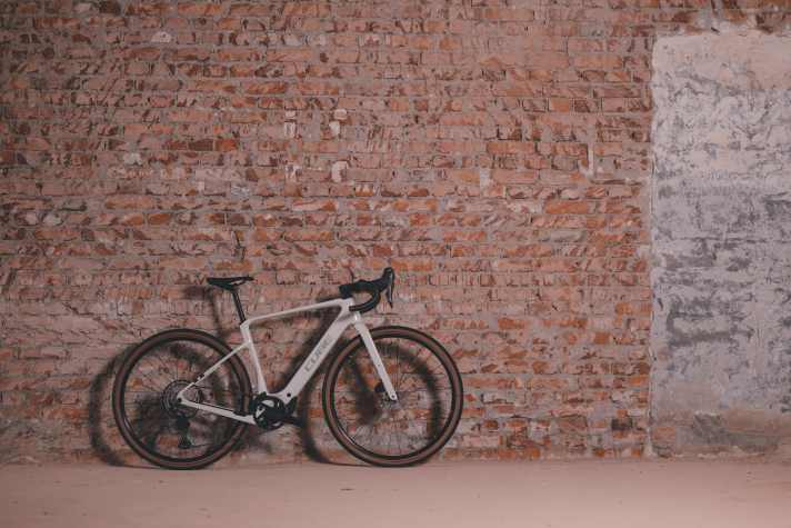 Das günstigste Modell der neuen E-Gravelbikes von Cube ist das Nuroad Hybrid C:62 Race 400X für 3999 Euro >> <a href="https://yubcbv.fahrrad-xxl.de/ts/i5533923/tsc?typ=r&amc=con.blbn.497955.507976.14129791&smc=TOUR&rmd=3&trg=https%3A%2F%2Fwww.fahrrad-xxl.de%2Fcube-nuroad-hybrid-c-62-race-400x-m000088039" target="_blank" rel="noopener noreferrer nofollow">hier erhältlich</a>*