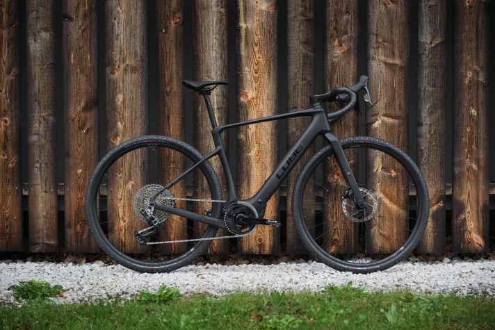 Sportlich schlank im schlichten schwarz: Das Cube Nuroad Hybrid C:62 SLX 400X mit der Funkschaltung Sram GX Eagle Transmission kostet 4999 Euro.