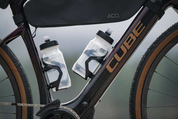 Even with full panniers, the Nuroad Hybrid still holds two water bottles. Ideal for trips with extra length. Alternatively, there is space for a water bottle plus range extender.