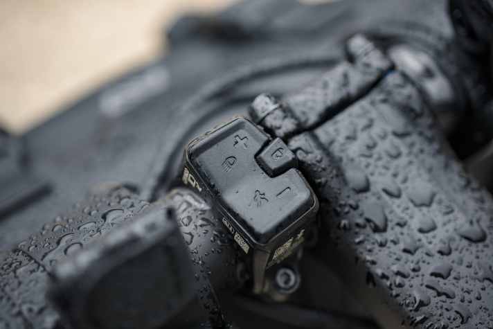 Die schlanke Bosch Mini-Remote am Lenker funktioniert kabellos - eine Seltenheit am Markt.