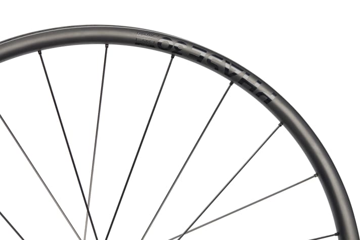 For the new Phase 30 Vonoa, Newmen has chosen round Vonoa spokes in the classic straight-pull design for the tough MTB requirements - this should ensure durability.