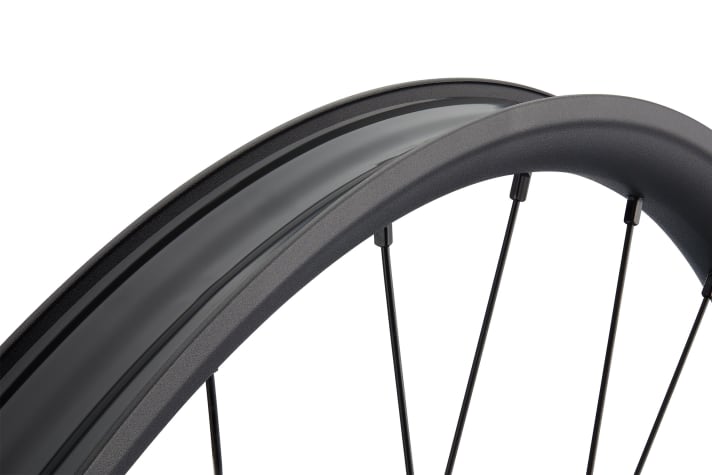 The flat profile of the rim should make the wheels particularly resistant