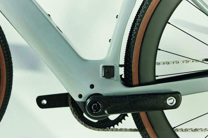 On the Cervelo Rouvia with its Fazua drive, the motor and battery are located as a single unit in the down tube, which means that the cross-section is hardly any thicker than on a conventional gravel bike without a motor.