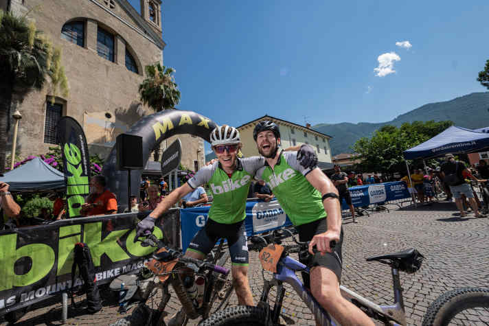 Trotz vieler Tiefen und Höhen hat es das Team BIKE Redaktion ins Ziel der Maxxis BIKE Transalp 2024 in Arco geschafft.