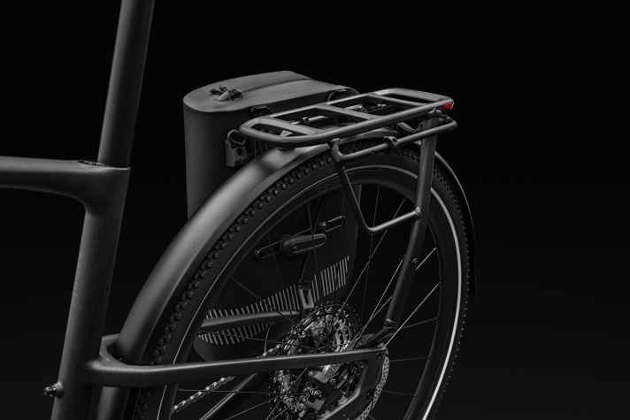 The pannier rack on the Specialized Turbo Vado SL 2 EQ can be loaded with up to 27 kilos. Specialised bags are also available for this purpose.