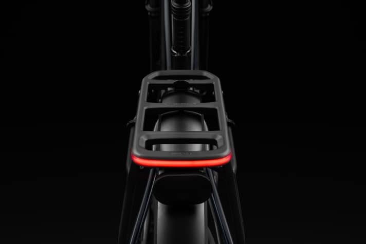 The rear light on the Specialized Turbo Tero is elegantly integrated into the pannier rack. It also has a brake light function.
