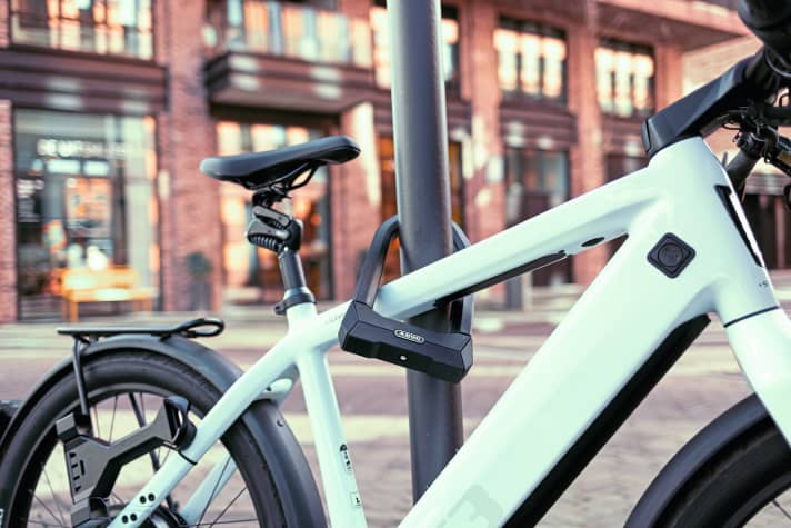 Das A und O für Diebstahlschutz: Das Rad immer an einem stabilen Fixpunkt verankern! Wichtig: Man sollte das Schloss nicht über den Pfeiler heben können!