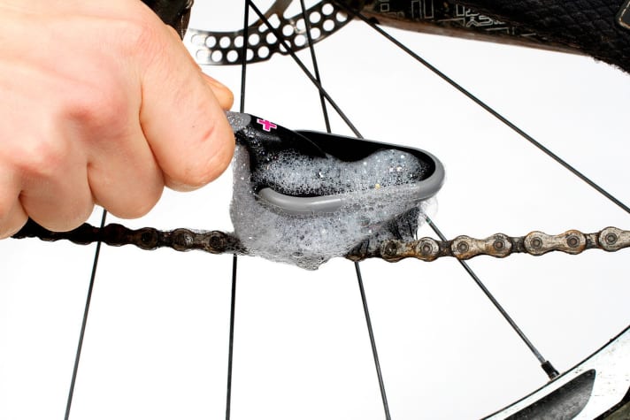  Eine alte Zahnbürste tut es auch - eine Kettenbürste macht mehr Spaß. 