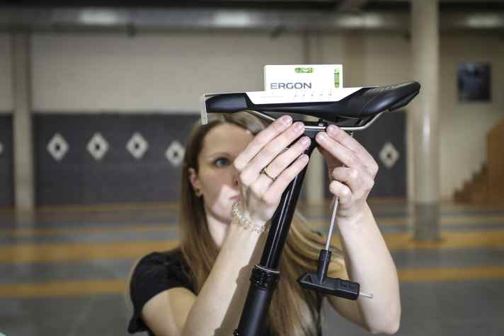 Adjusting the saddle angle is one of the most effective remedies for drowsy genitals.