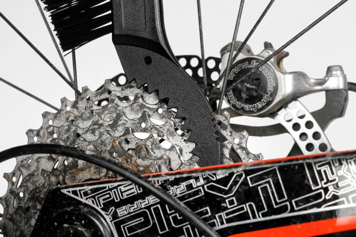 The sprockets are cleaned down to the pores with the sprocket brush. 