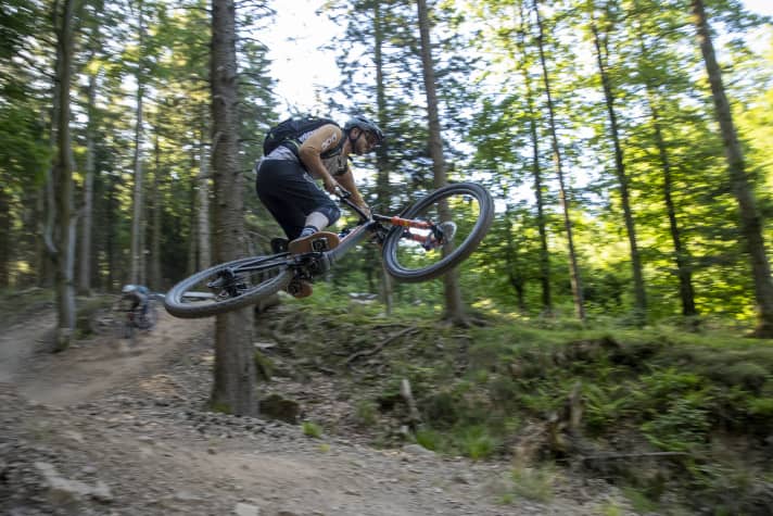 Genau genommen besteht die MTB-Arena Sasbachwalden aus zwei Trails, die ineinander übergehen. “Pfad Zwo” heißt der erste, leichtere  Abschnitt mit Anliegern und Sprüngen. Er mündet in den anspruchsvolleren, naturbelassenen “Alpirsbacher Schwarzwald-Trail”. Insgesamt knapp sechs Kilometer!