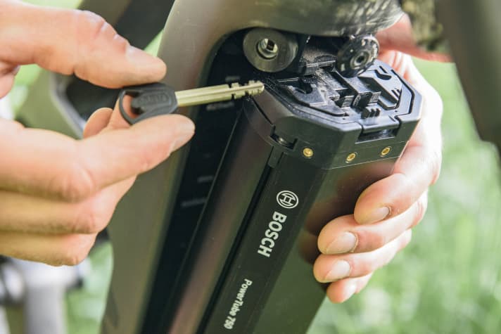 Schlüsselstelle: Für die Bosch-Antriebe braucht man auch zum Einsetzen der Batterie einen Schlüssel. Bei Focus, Canyon, Giant und YT lässt sich der Akku mit Inbus bzw. Torx lösen und fixieren. Universell, aber ohne Diebstahlschutz.