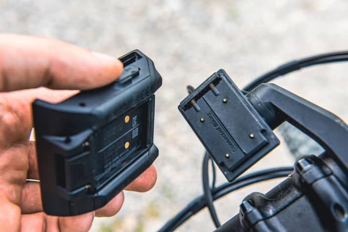 Der neue Bosch-SmartphoneGrip wird beim Smart-System einfach auf die Bosch-Halterung geclipst. Leider hält der SmartphoneGrip das Handy nur im Querformat. Gut für den Bosch Ride-Screen, klassische Tourenapps kann man damit aber nicht so gut nutzen.