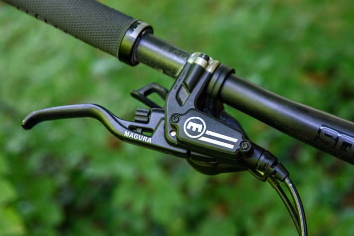 Die Bremse selbst kommt von Magura. Der MT5 Sattel wird dafür mit einem neuen Bremshebel kombiniert. Die Beschriftung ist hier noch Vorserie.