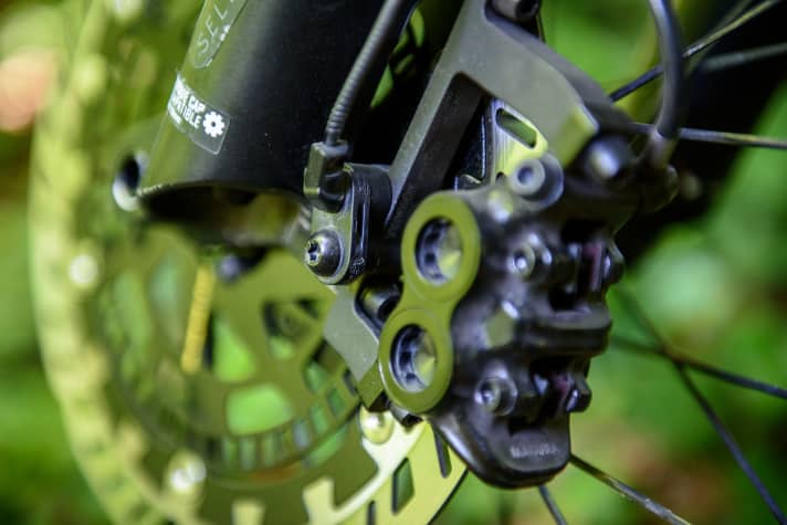 Der kleine Sensor für die Radumdrehung sitzt an einem speziellen Adapter für den Bremssattel.