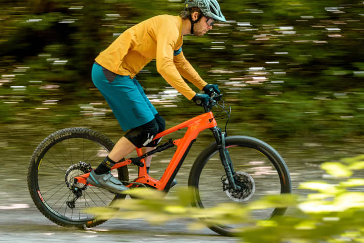 The shortest braking distance on loose surfaces is only achieved with significant slippage. However, the Bosch ABS should find a good compromise between braking distance and safety.