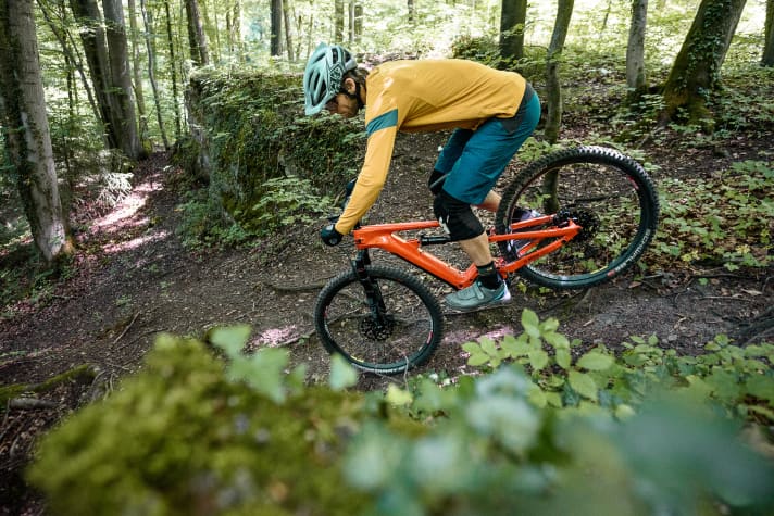 Sporty riding manoeuvres, such as shifting the rear wheel in tight bends, remain possible. However, you have to work more with your legs and less with the brakes.