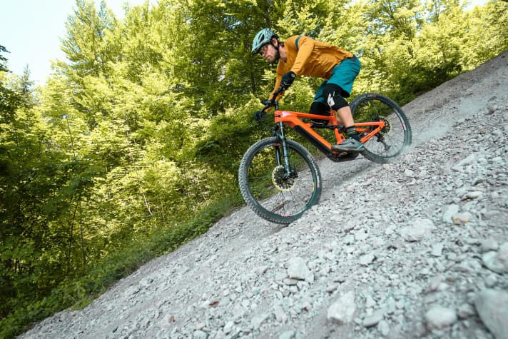 Auf losem Untergrund und in steilem Gelände trauen sich dank ABS auch erfahrene Biker weiter nach vorne. Gut für Traktion und Kontrolle bergab.