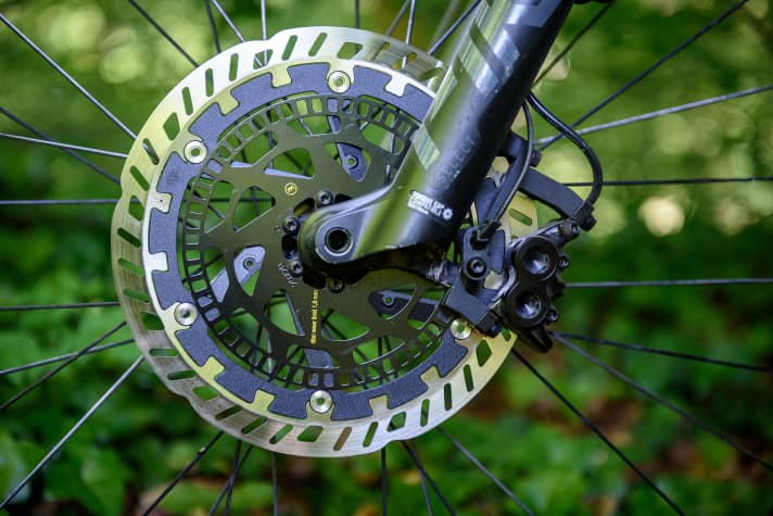 Satte Bremspower dank großer 220er-Scheibe an unserem Testbike. Das Bosch ABS regelt ausschließlich am Vorderrad.