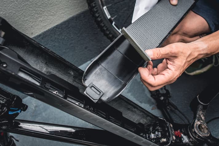 Background noise Whether it's the motor, battery or cables - something always rattles on an e-MTB. We show you how to fix it.