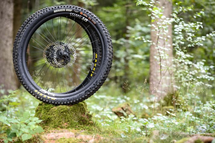 Our 29-inch test wheelset weighs 1872 grams without tyres, brake discs and cassette. However, the cost is almost 1700 euros.