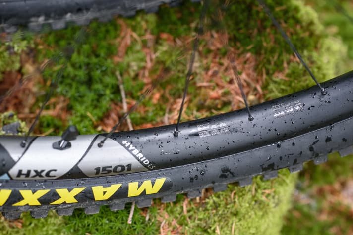 A table on the rim provides information on the maximum air pressure depending on the tyre width used.