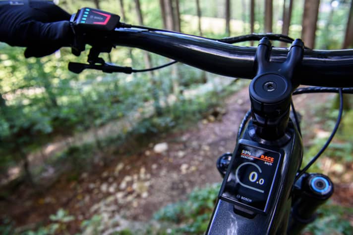 Der Bosch Performance CX Race Motor - hier an einem Test-Bike - zeigt die neue Unterstützungsstufe “Race” in Rot an.