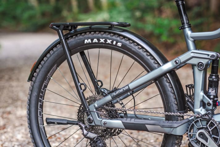 A sturdy pannier rack transports heavy loads, while long mudguards keep your legs, bum and back clean.