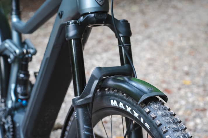 Der Reifen ist die einzige Verbindung von Bike und Untergrund. Wer mit dem SUV-Bike ins Gelände will, sollte auf keinen Fall an den Stollen sparen.