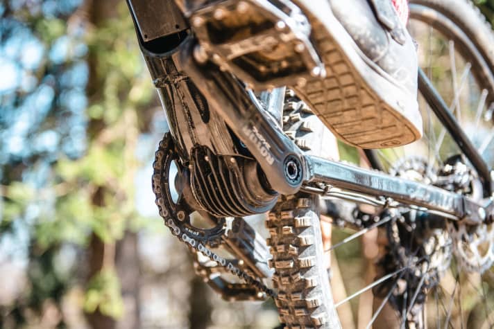 How does the motor react to the rider's pedalling impulse? A key question for riding feel and uphill performance.