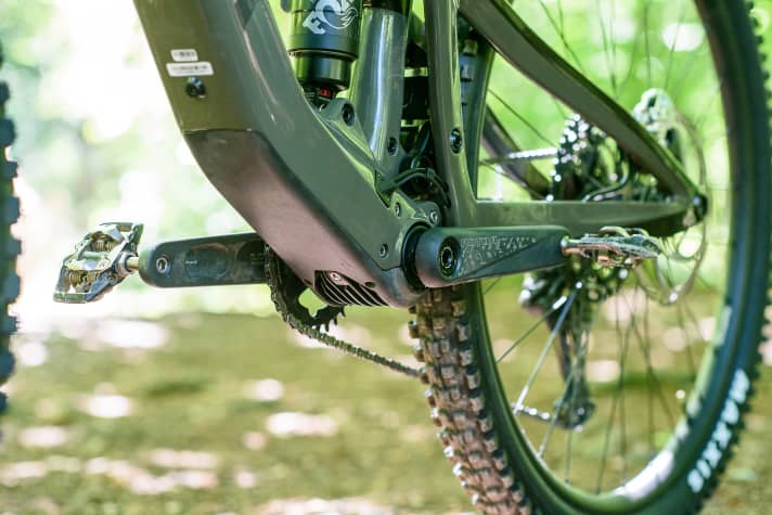 The Fazua Ride 60 drive unit, which weighs less than 2kg, is hidden in the down tube. At Ghost, only the cooling fins and the turbine logo are visible.