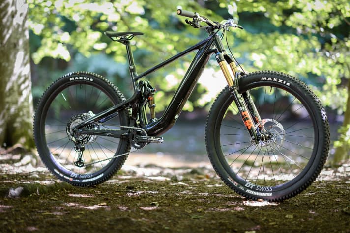 The Path Riot LTD is optimised for maximum weight. Light tyres and carbon wheels, Fox 36 instead of 38 and "only" 150 millimetres of travel at the front, the LTD model is aimed more at long tours than downhill fun.