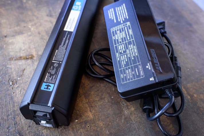 Der neue Energy Pak Smart 800 wird in neuen Bikes meist mit dem leistungsfähigen aber großen Smart Charger kombiniert.