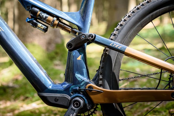 The lower section of the seat tube is voluminous - because this is where the cylindrical extension of the Ride 60 from Fazua is hidden. The removable battery sits in the down tube in front of the motor, protected by the black plastic cover.